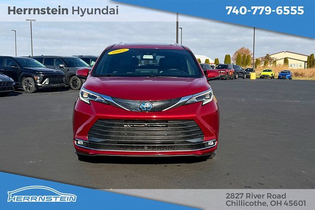 Used 2025 Toyota Sienna Platinum image 2