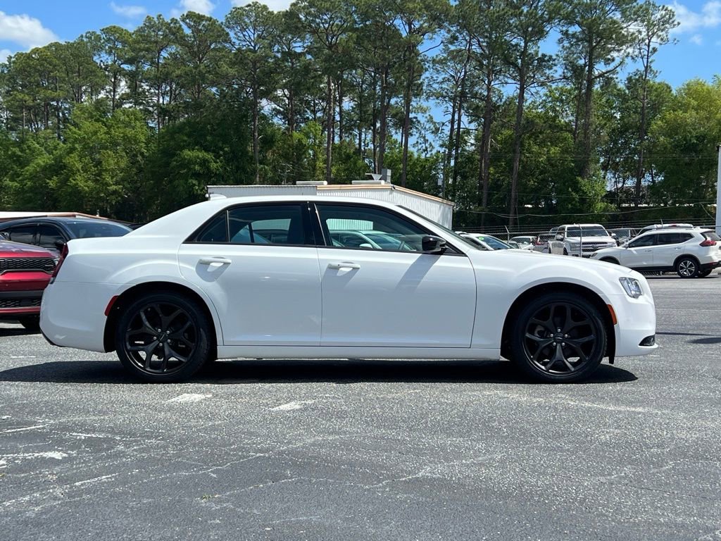 Used 2023 Chrysler 300 Touring w/ Safetytec Plus Group image 7