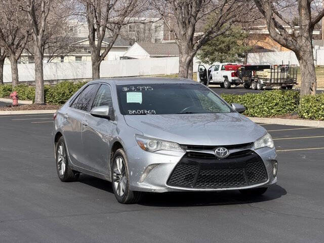 Used 2015 Toyota Camry SE image 2