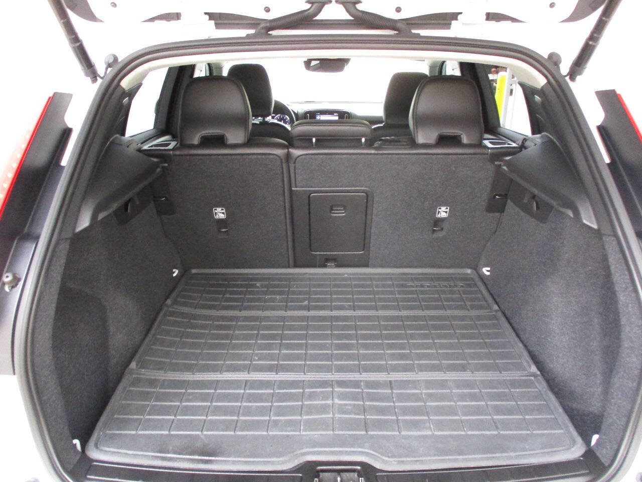 Used 2022 Volvo XC40 T5 Momentum image 50