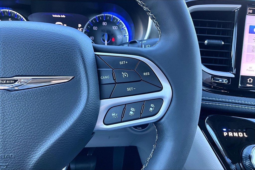 Used 2022 Chrysler Pacifica Touring-L FWD image 18