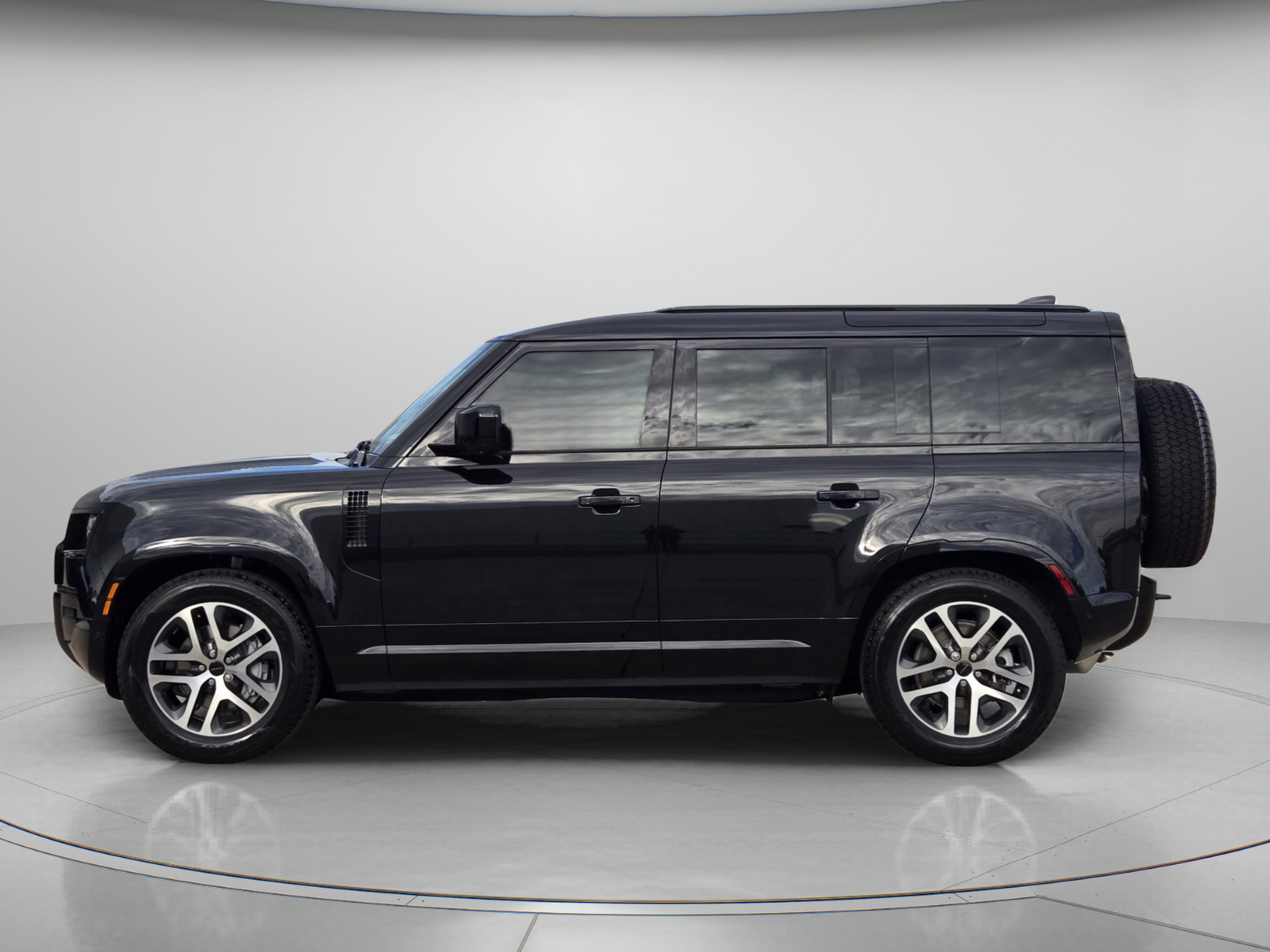New 2026 Land Rover Defender 110 X-Dynamic SE AWD/4WD image 2