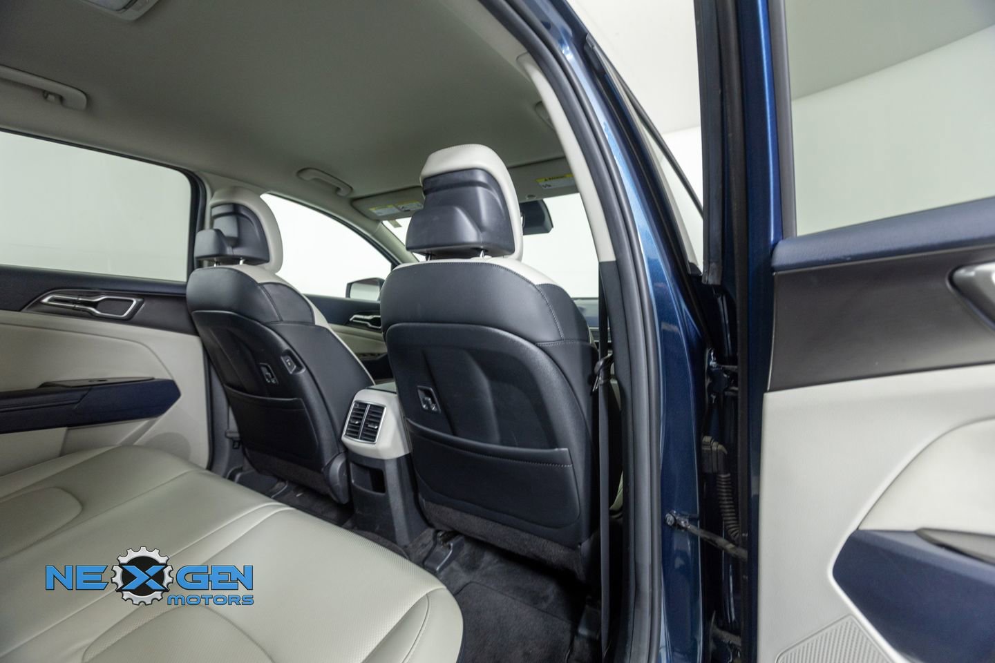 Used 2023 Kia Sportage EX image 35