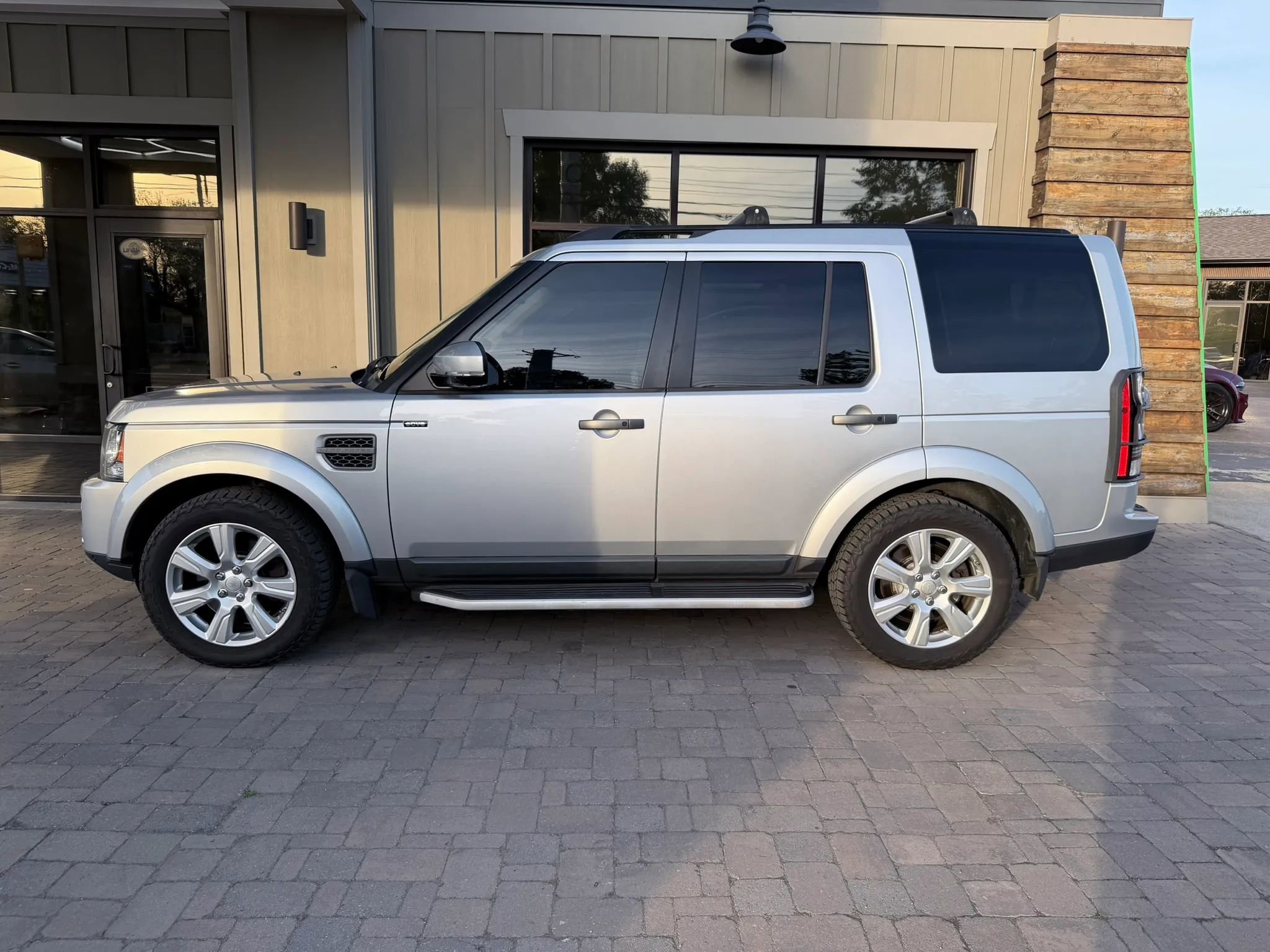 Used 2015 Land Rover LR4 HSE AWD/4WD image 3