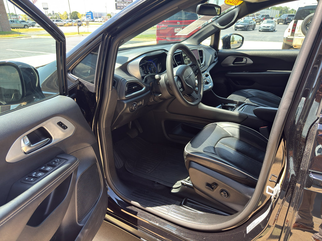 Used 2025 Chrysler Pacifica Limited FWD image 17