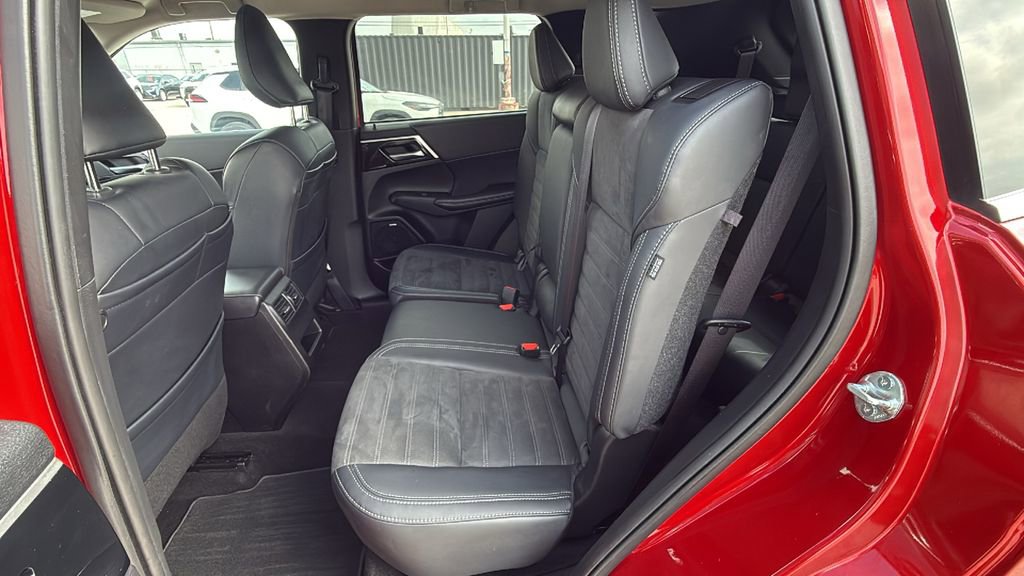 Used 2025 Mitsubishi Outlander SE image 15