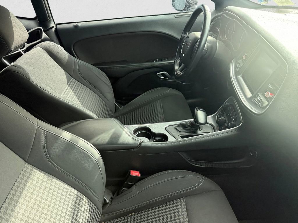 Used 2016 Dodge Challenger SXT image 10