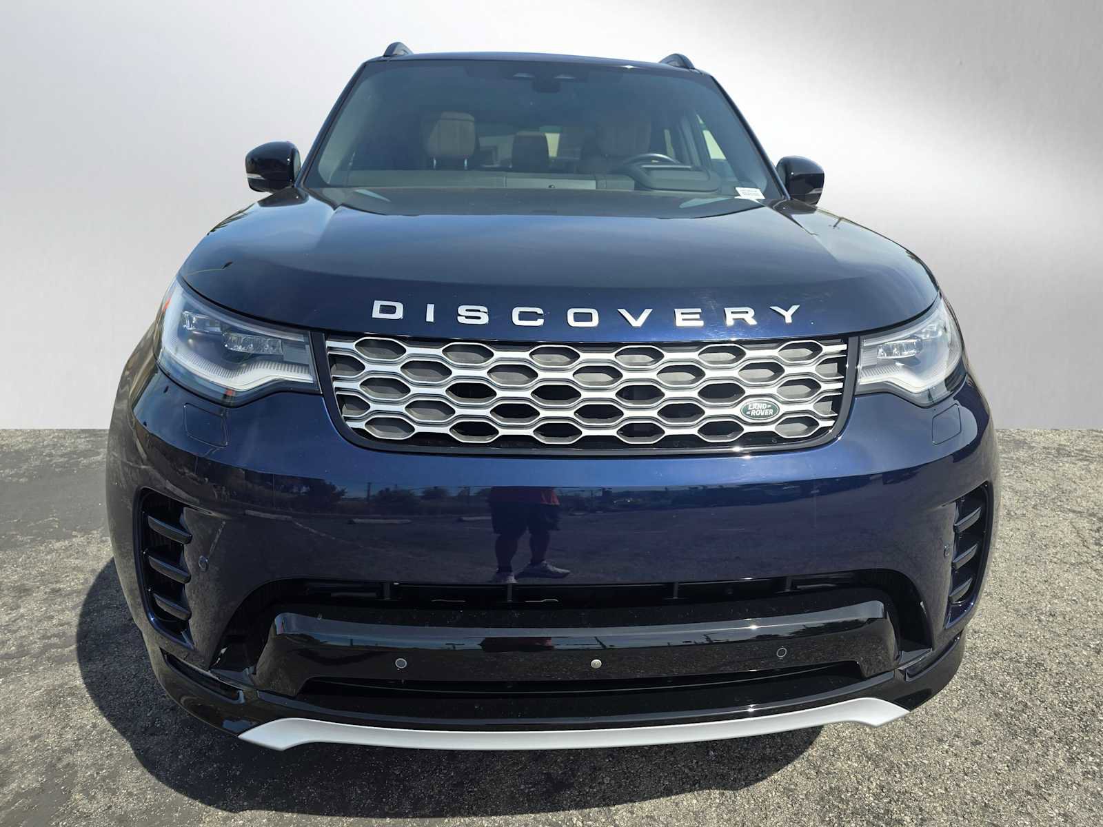Used 2023 Land Rover Discovery Metropolitan Edition image 8