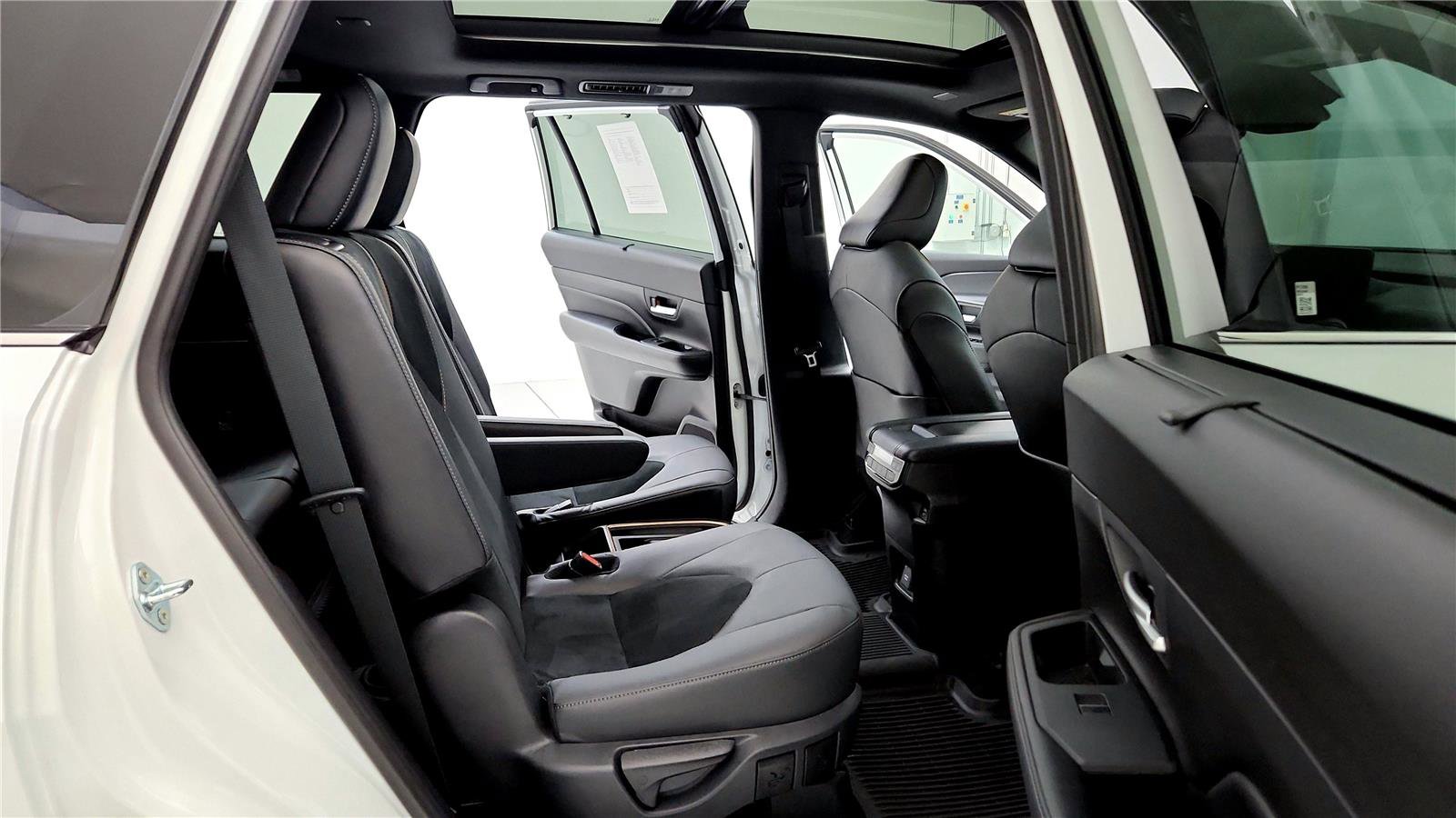 Used 2024 Toyota Grand Highlander AWD Hybrid image 18