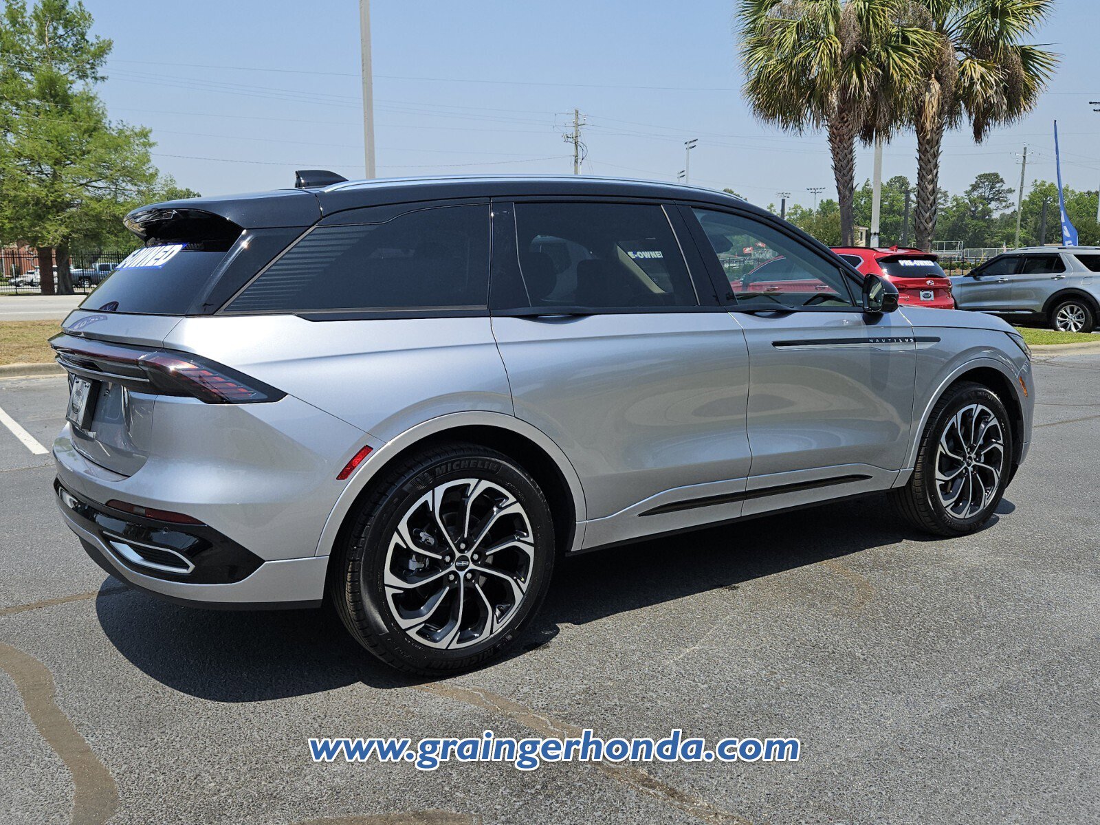 Used 2025 Lincoln Nautilus Reserve AWD/4WD image 5