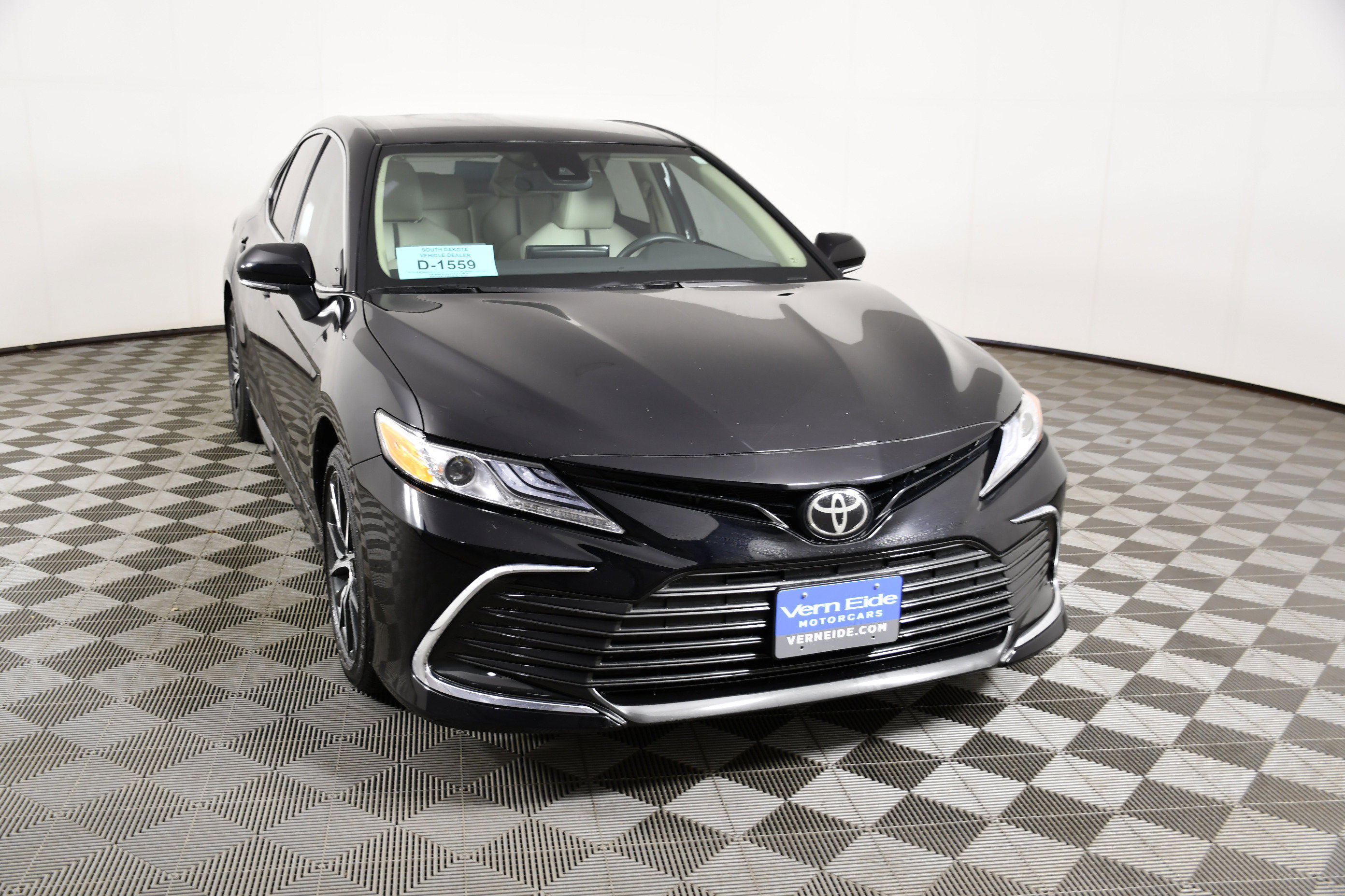 Used 2024 Toyota Camry XLE FWD image 3
