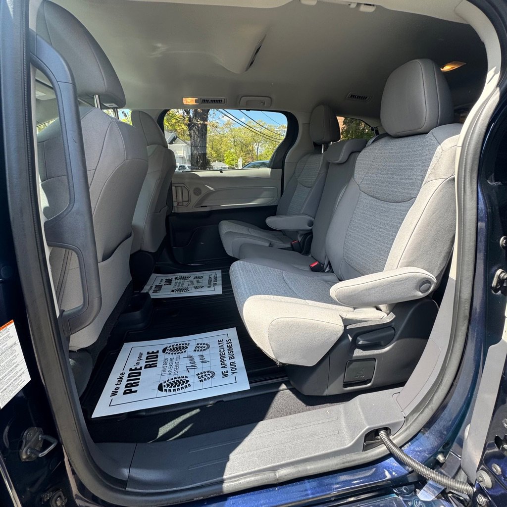 Used 2022 Toyota Sienna LE AWD/4WD image 13
