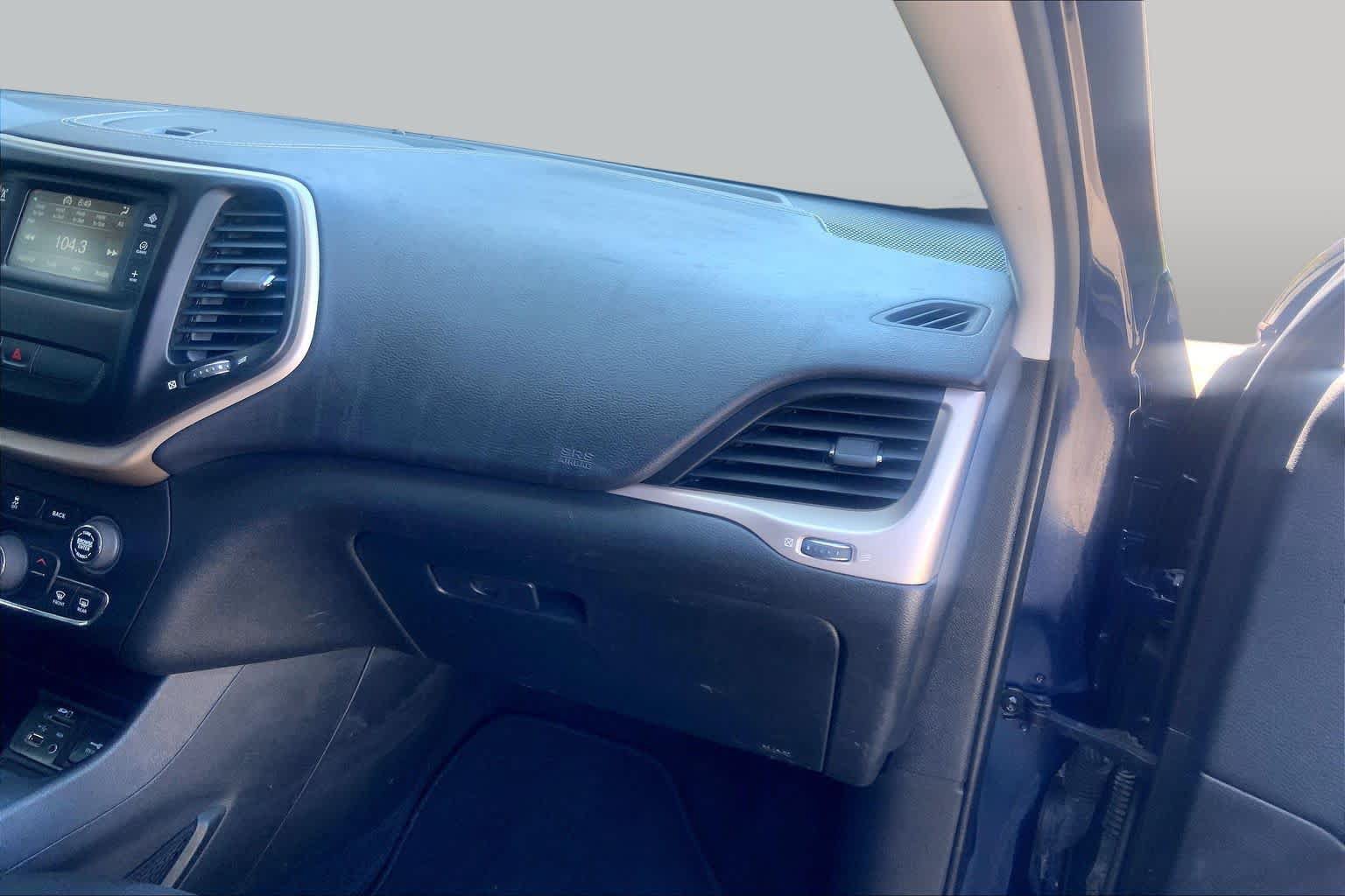 Used 2015 Jeep Cherokee Latitude FWD image 17