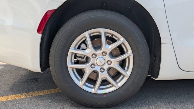 New 2027 Chrysler Pacifica Select FWD image 9