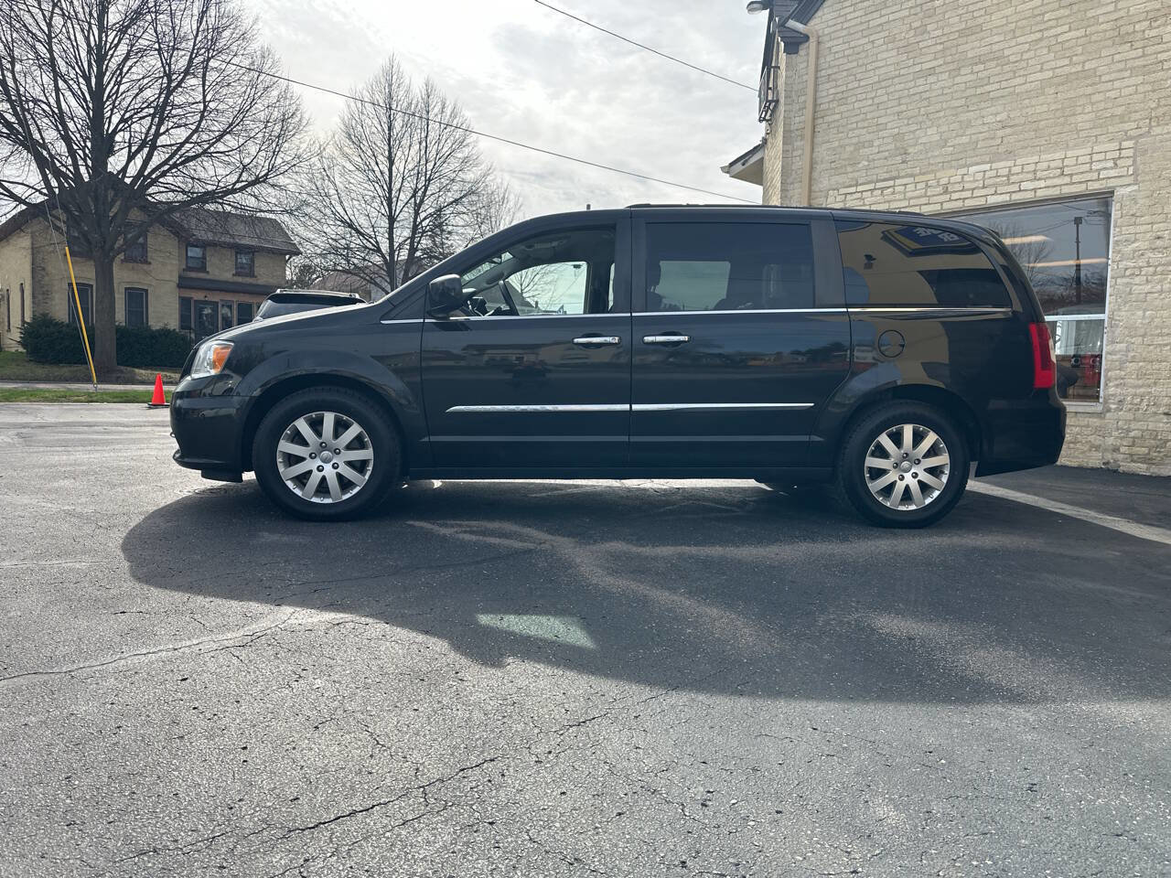 Used 2016 Chrysler Town & Country Touring w/ Driver Convenience Group image 2