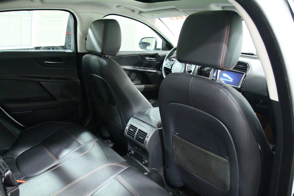 Used 2019 Jaguar XE Prestige image 23