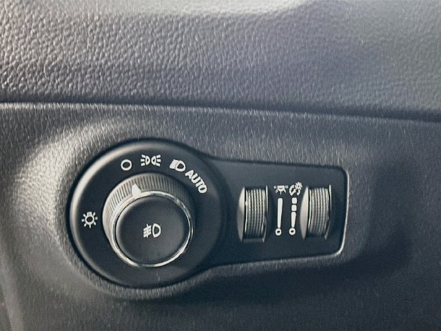Used 2018 Jeep Compass Latitude FWD image 20