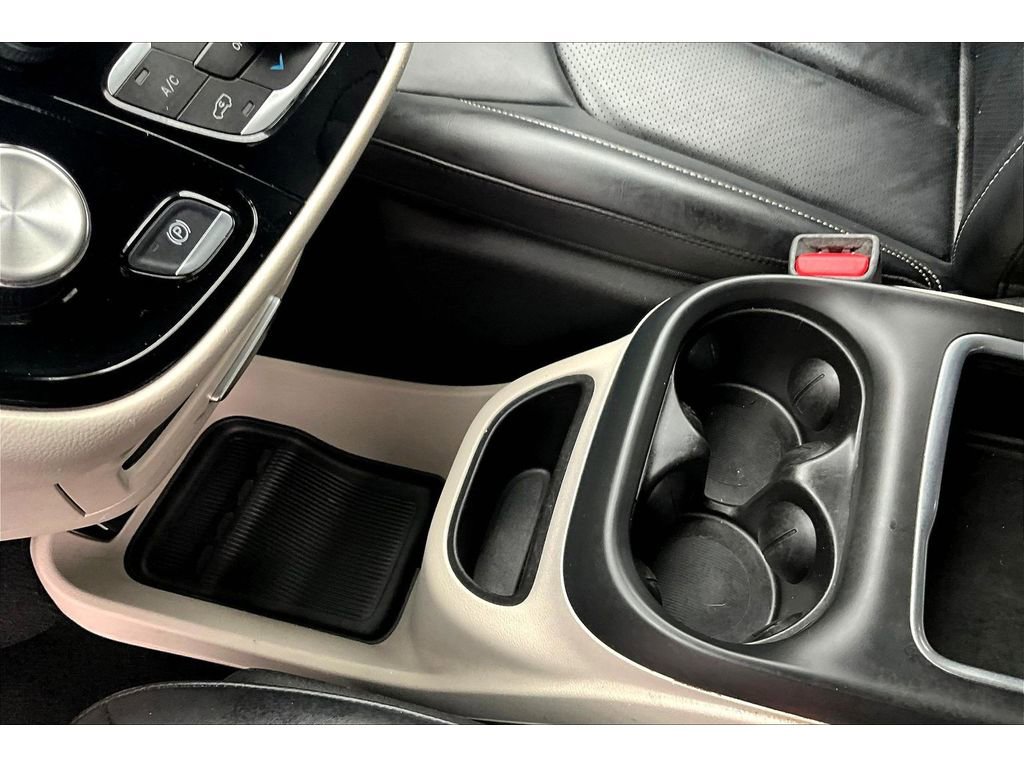 Used 2024 Chrysler Pacifica Touring-L image 16