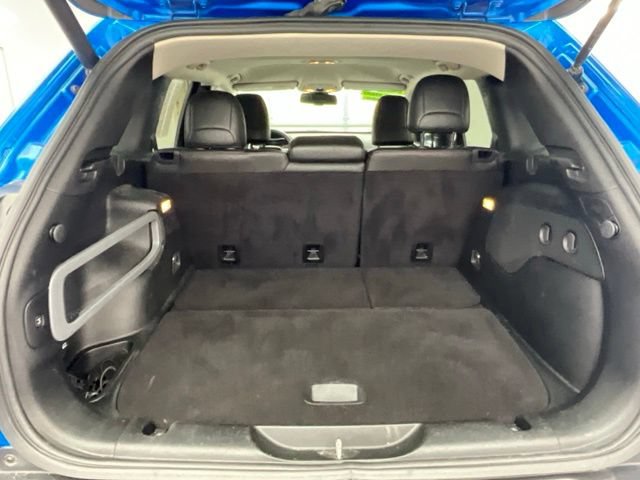 Used 2017 Jeep Cherokee Trailhawk AWD/4WD image 25
