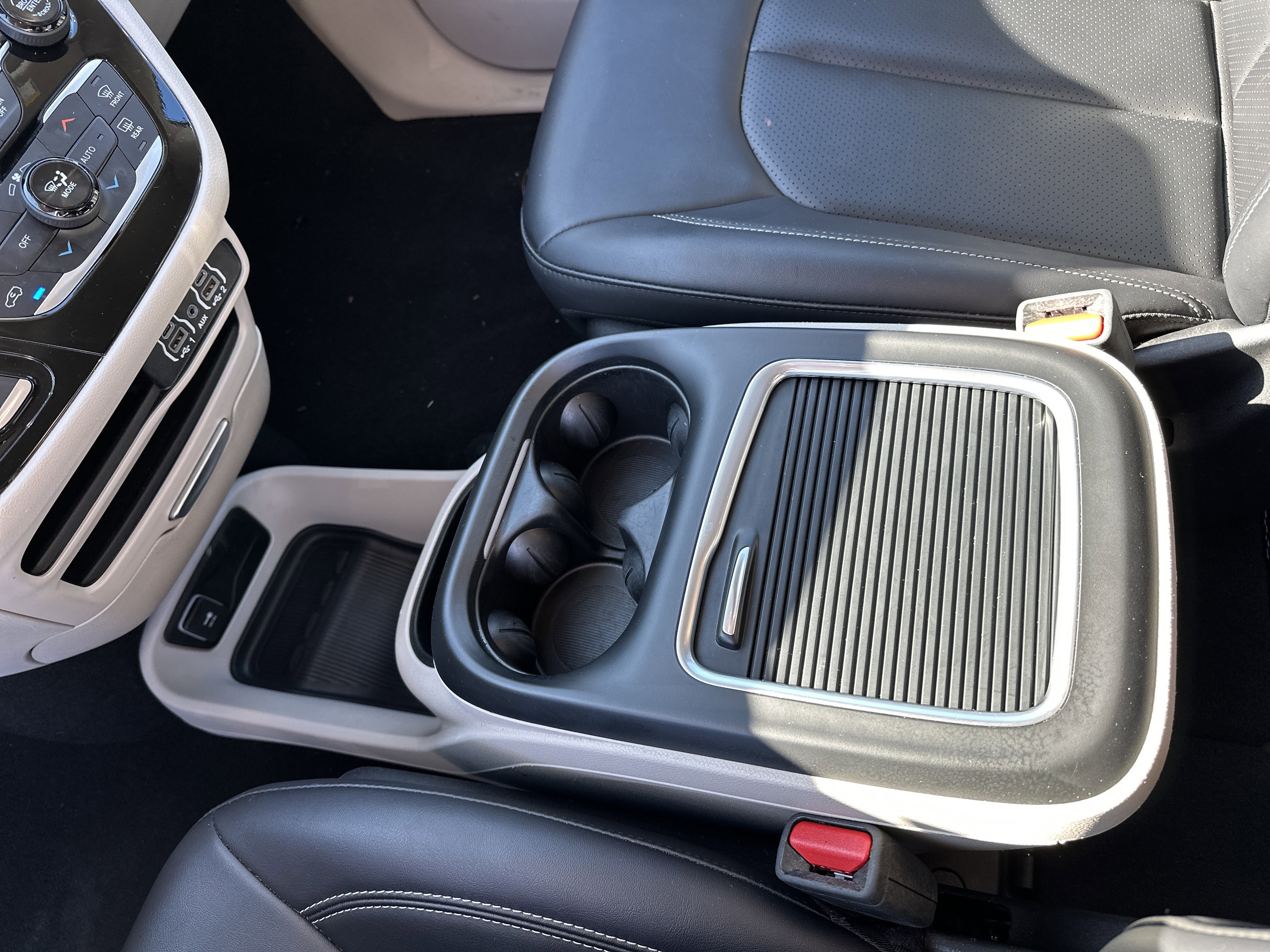 Used 2024 Chrysler Pacifica Touring-L image 32