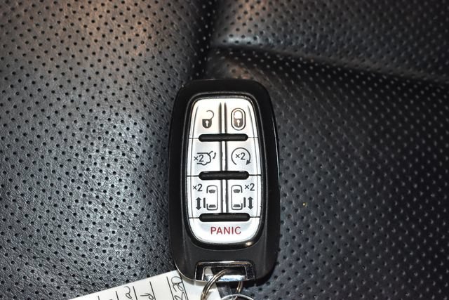 Certified 2025 Chrysler Pacifica Limited FWD image 41