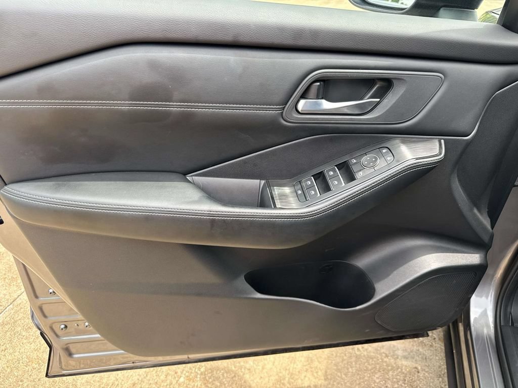 Used 2025 Nissan Rogue SL FWD image 24