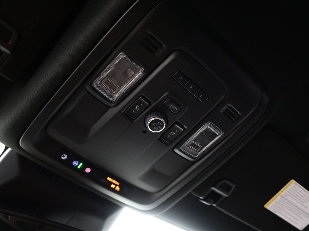 Used 2024 Cadillac Escalade Luxury RWD image 32