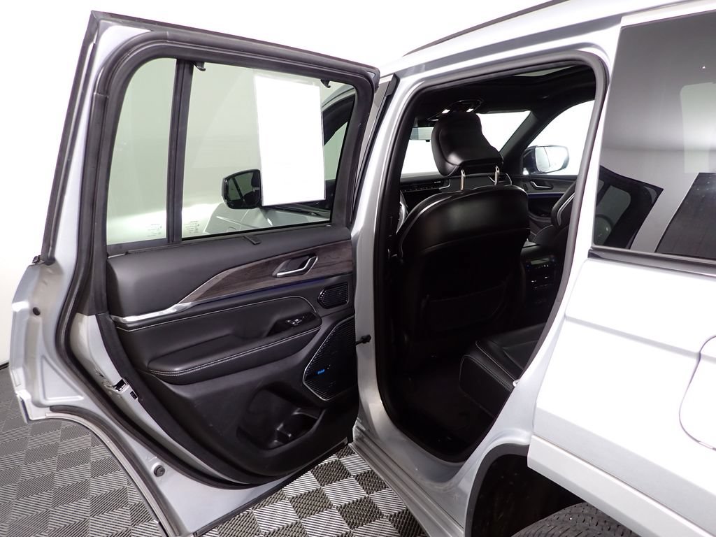 Used 2022 Jeep Grand Cherokee Overland w/ Luxury Tech Group IV AWD/4WD image 37