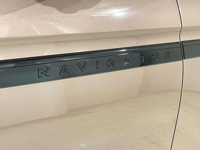 Used 2025 Lincoln Navigator Black Label image 11