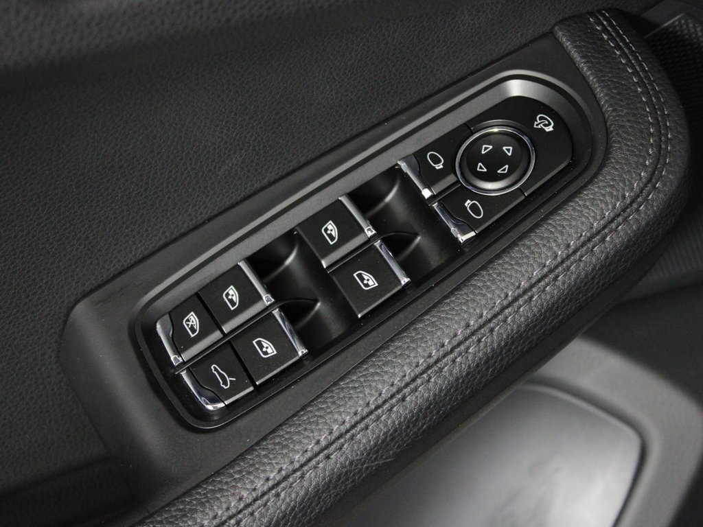 Used 2022 Porsche Macan w/ Premium Package Plus image 16