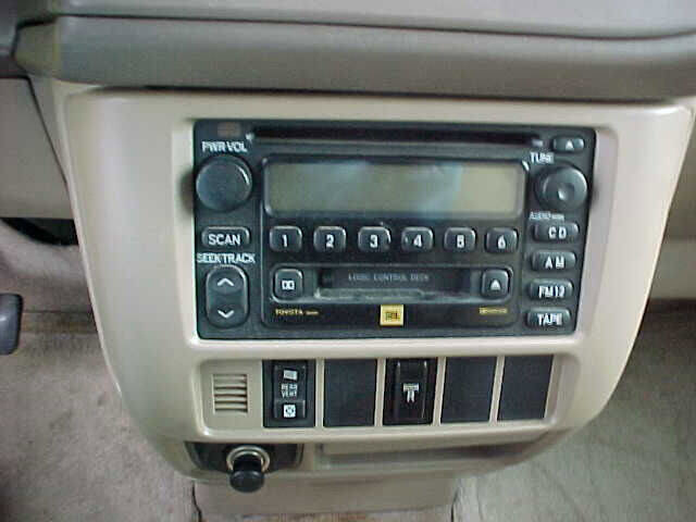 Used 2002 Toyota Sienna LE w/ Symphony Pkg FWD image 19