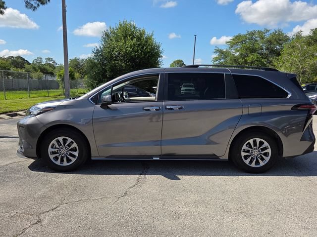 Used 2023 Toyota Sienna XLE FWD image 4