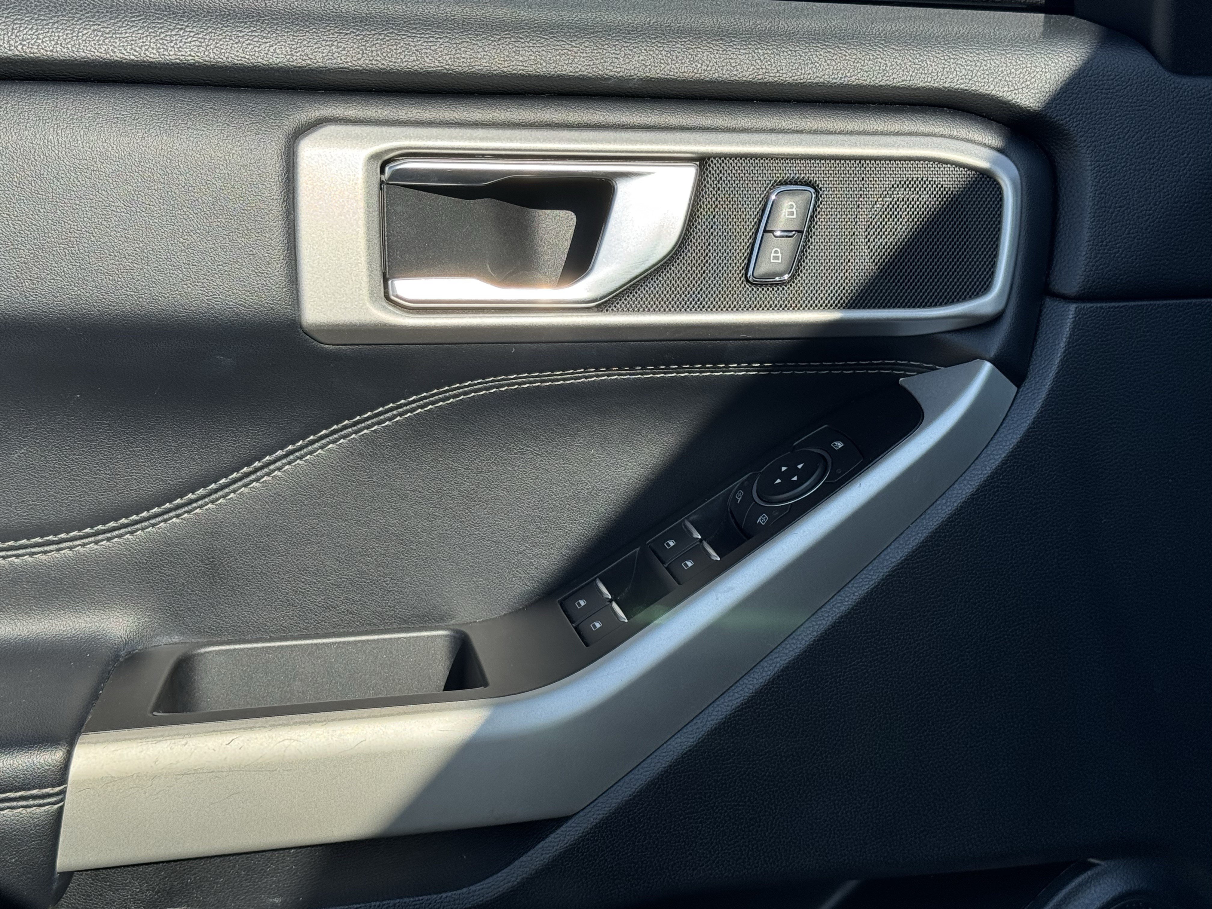 Used 2020 Ford Explorer XLT w/ Equipment Group 202A RWD image 14