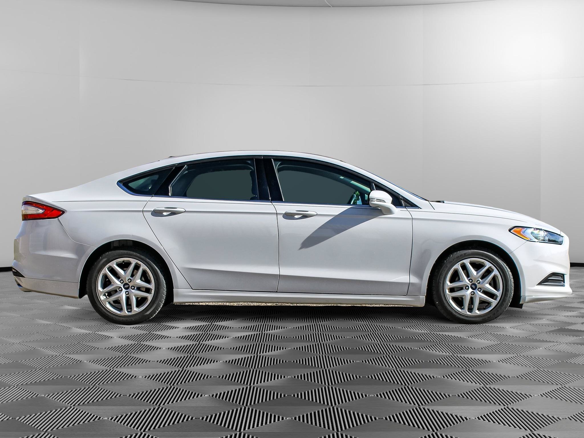 Used 2016 Ford Fusion SE FWD image 2