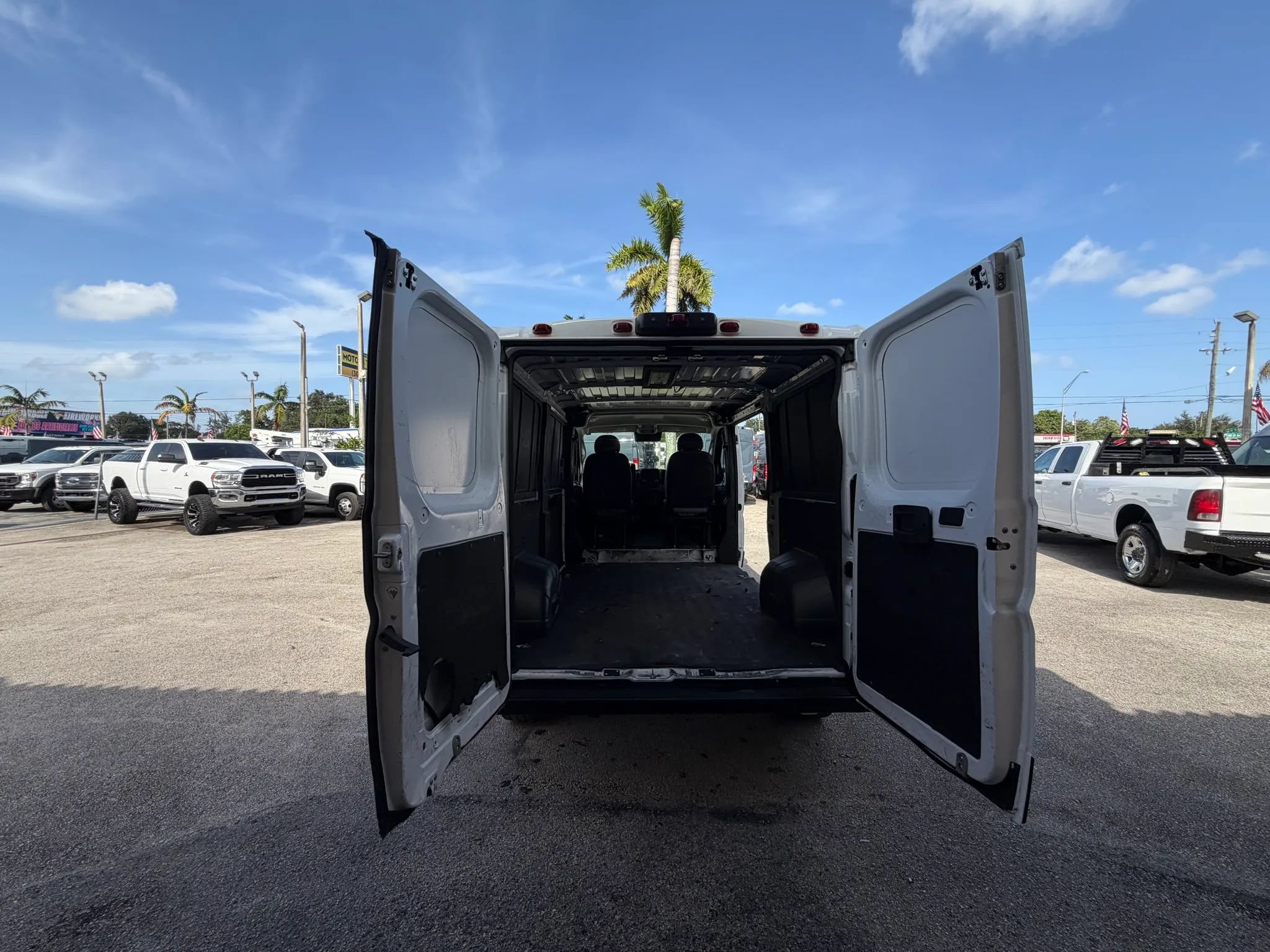 Used 2025 RAM ProMaster 2500 w/ Convenience Group FWD image 5