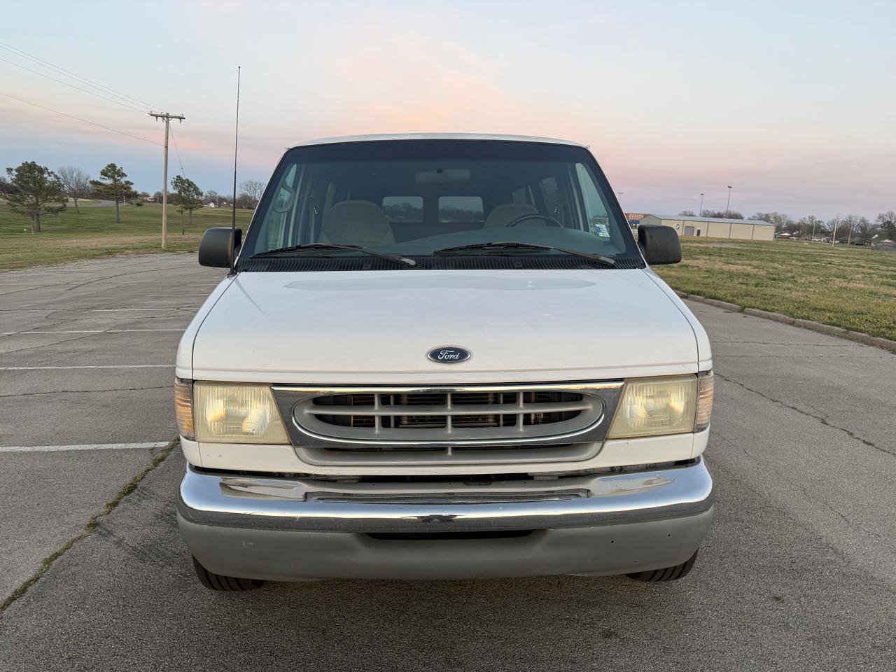 Used 2001 Ford E-350 and Econoline 350 Club Wagon image 7