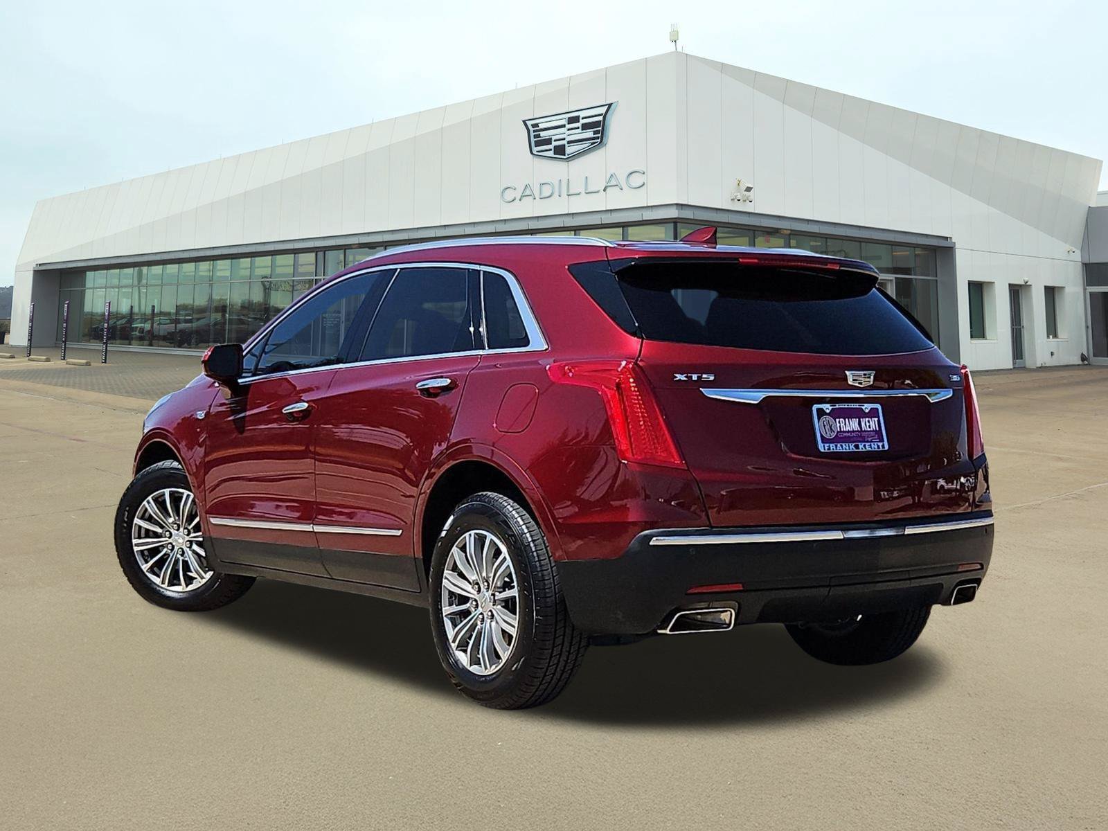 Used 2017 Cadillac XT5 Luxury w/ Driver Awareness Package FWD image 4