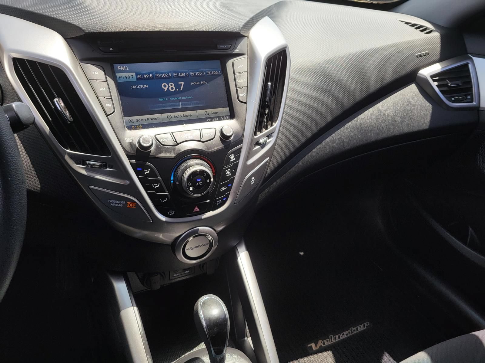Used 2016 Hyundai Veloster FWD image 18