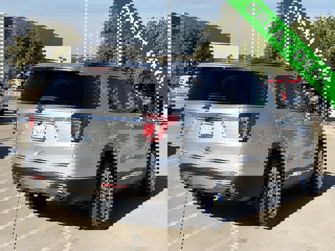 Used 2017 Ford Explorer XLT w/ Equipment Group 202A image 7