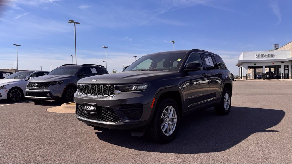 Used 2026 Jeep Grand Cherokee Laredo AWD/4WD image 3