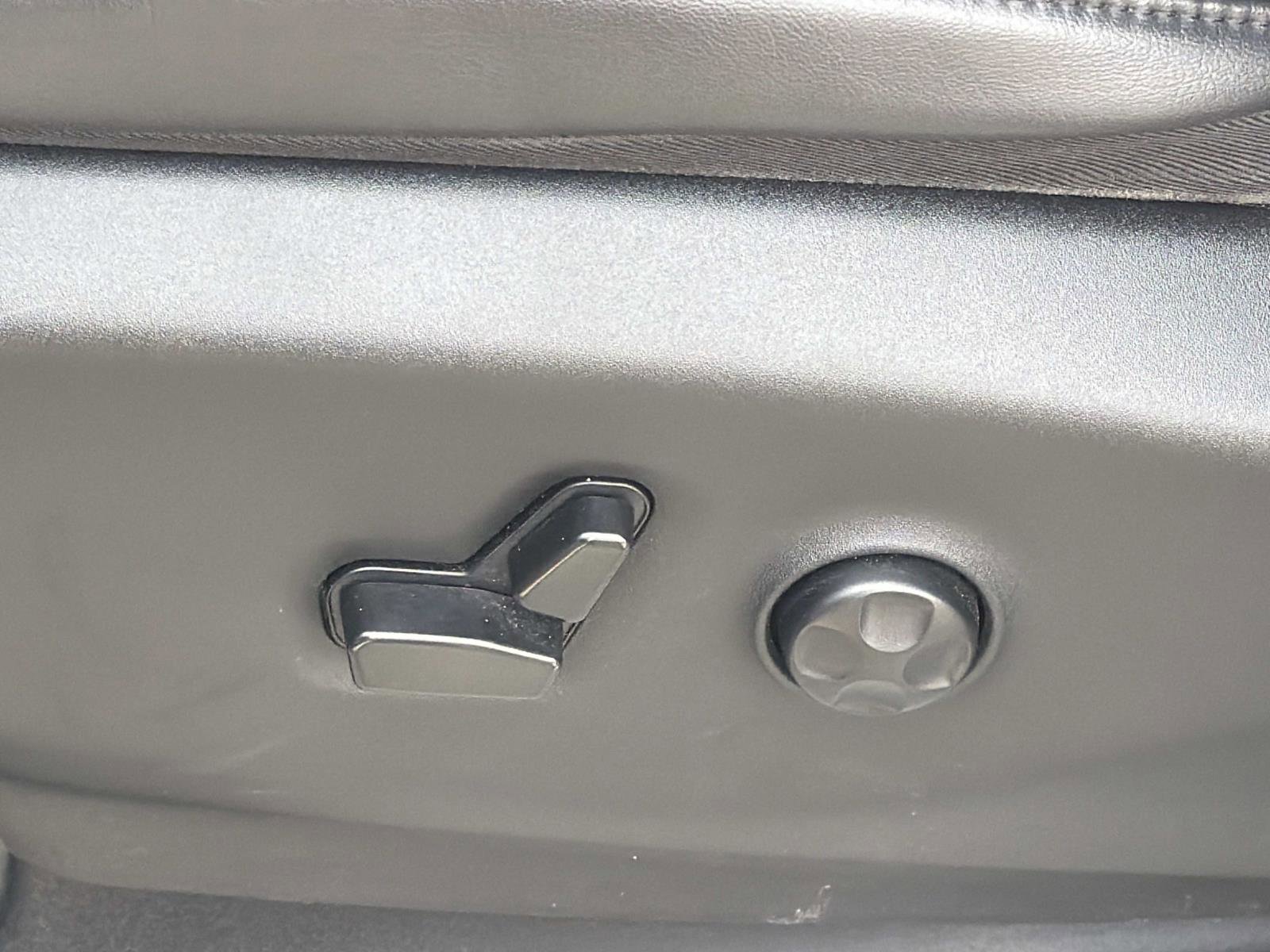 Used 2023 Chrysler Pacifica Touring-L FWD image 19