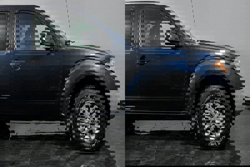 Used 2018 Nissan Frontier SV image 11