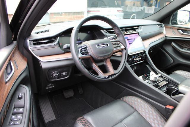 Used 2025 Jeep Grand Cherokee Summit w/ Obsidian Package AWD/4WD image 14