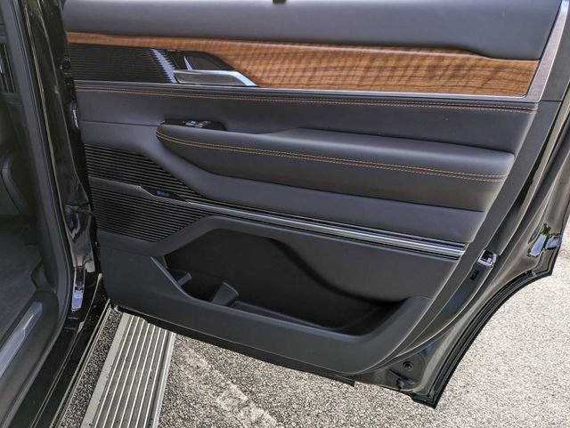 Used 2024 Jeep Grand Wagoneer Series III AWD/4WD image 34