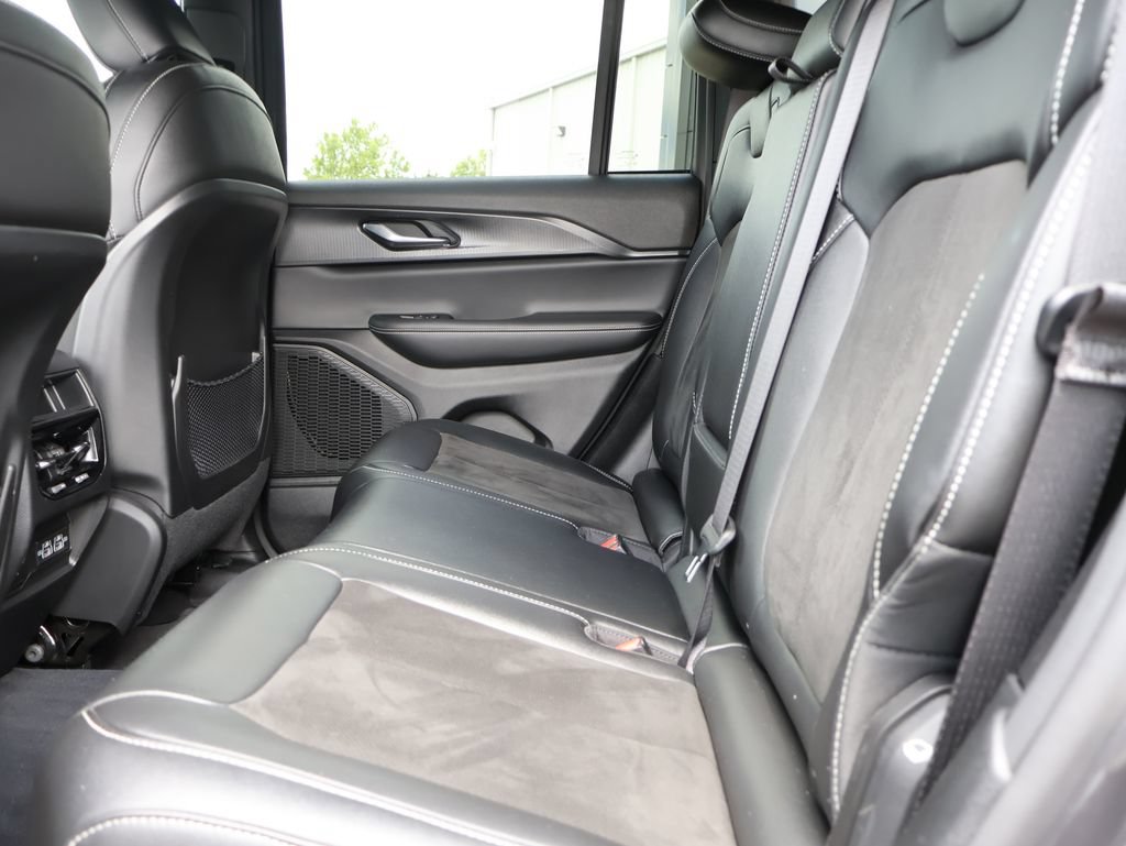 Used 2023 Jeep Grand Cherokee Altitude AWD/4WD image 18