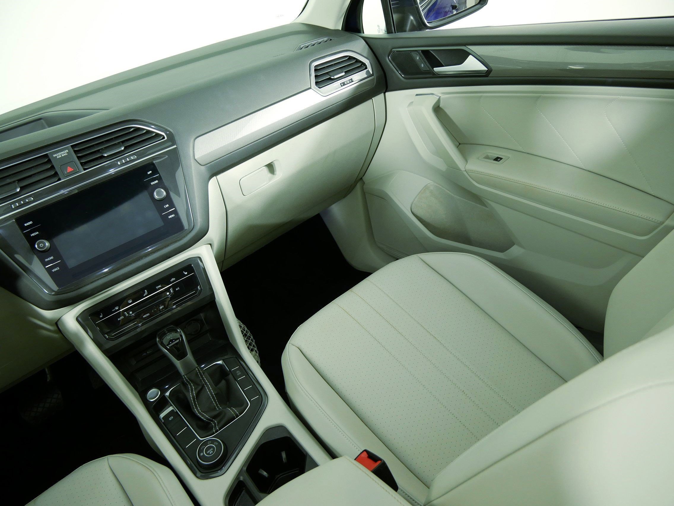 Certified 2022 Volkswagen Tiguan SE w/ Panoramic Sunroof Package image 11