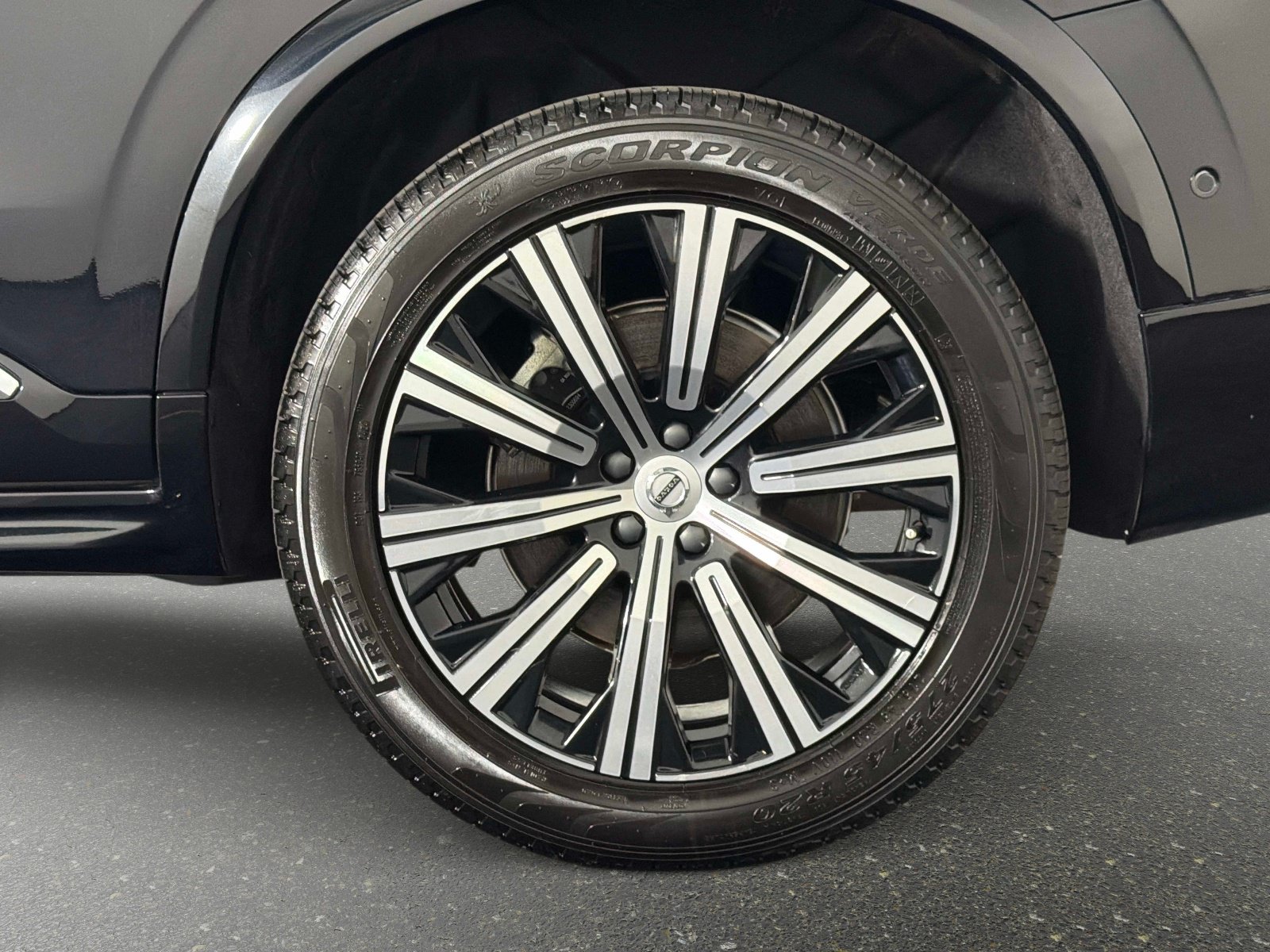 Used 2025 Volvo XC90 B6 Plus AWD/4WD image 12
