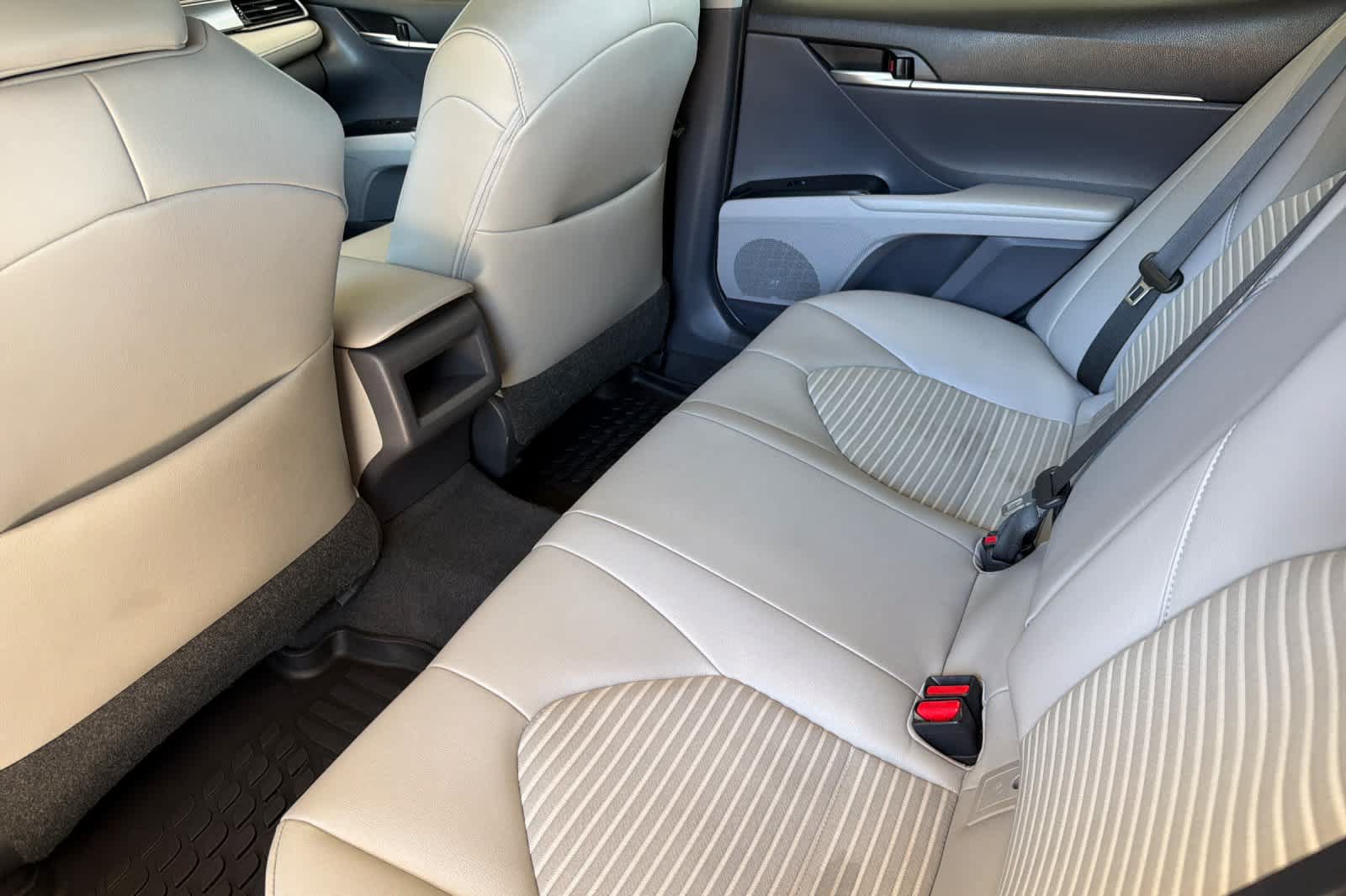 Used 2019 Toyota Camry SE FWD image 4