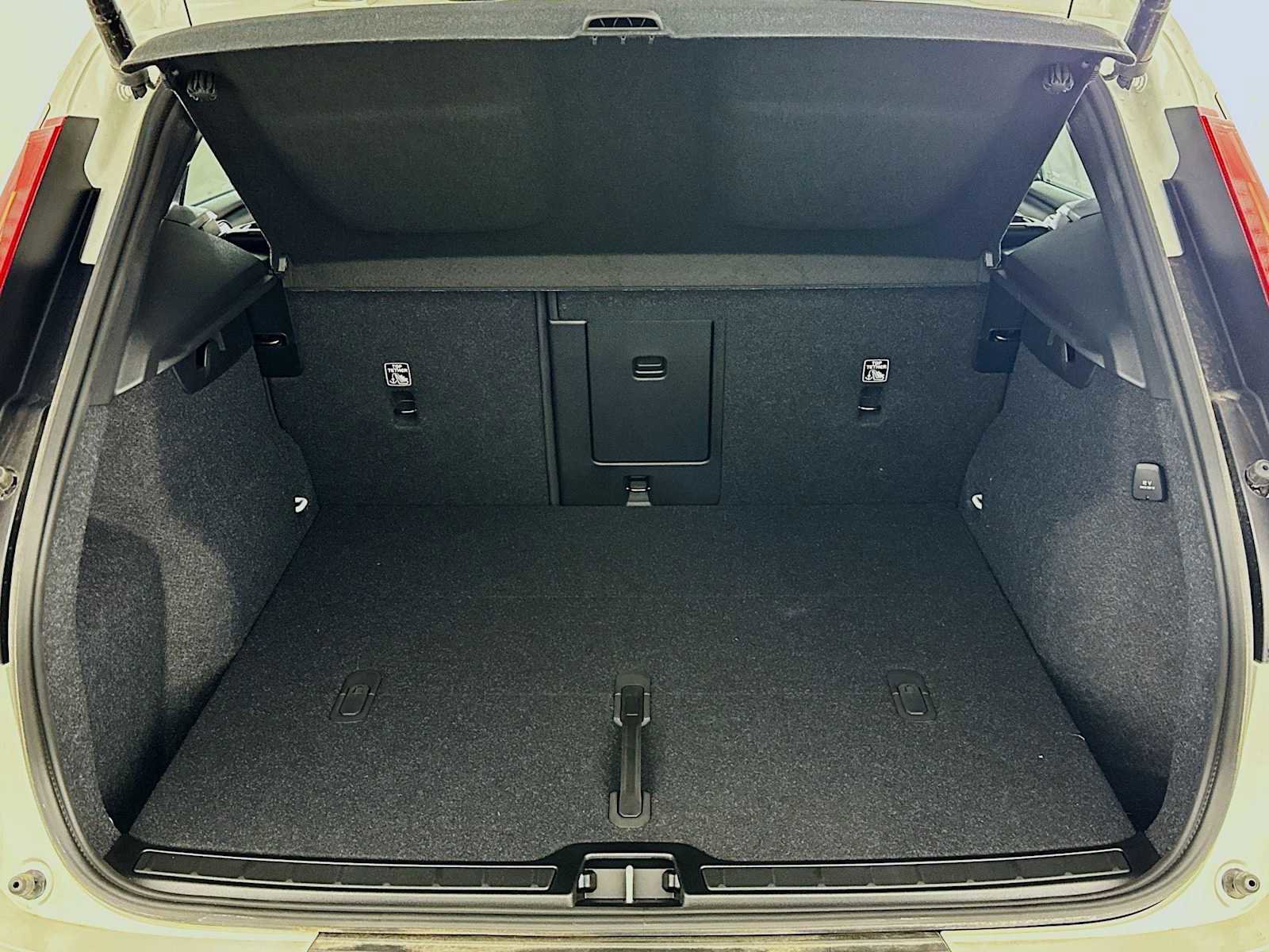 Used 2025 Volvo XC40 B5 Plus w/ Climate Package image 25