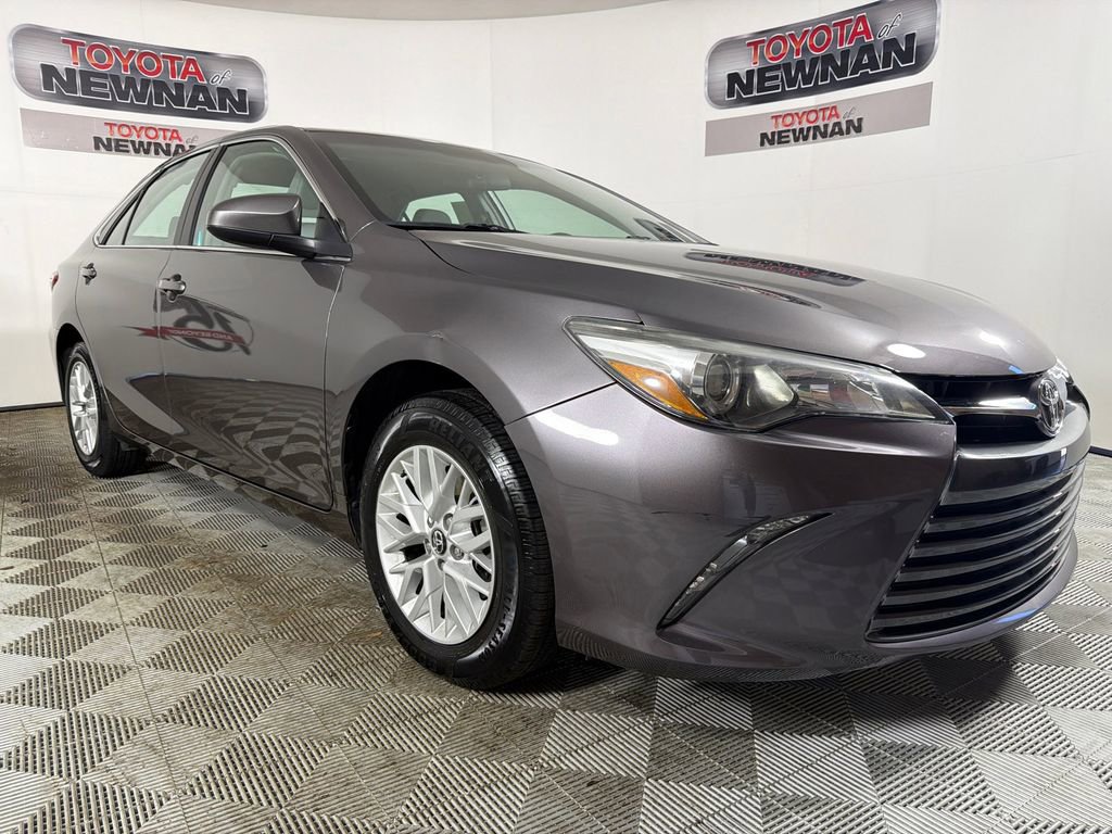 Used 2017 Toyota Camry LE image 1